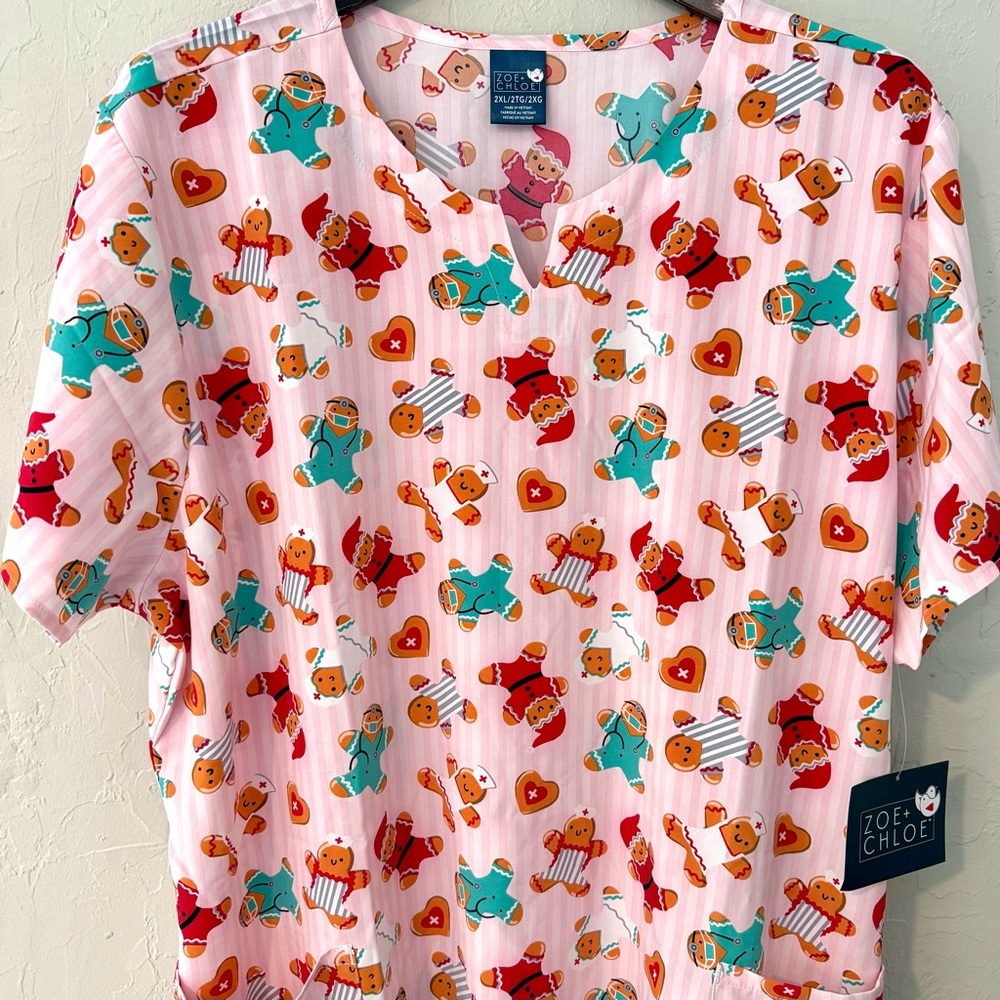Zoe + Chloe-WonderWink-Women’s Scrub Top-Gingerbread Pattern-Pink-Size 2X-NWT - Picture 2 of 11